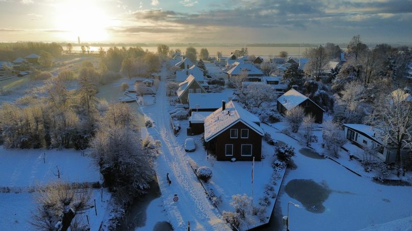 Winter en sneeuw bij Cetti's Lodge Cetti's Lodge - Zuideinde 32 Nieuwkoop - winterzon