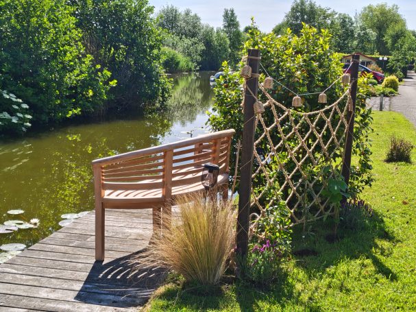 Zitje bij de waterkant Steiger met bankje bij de lodge2