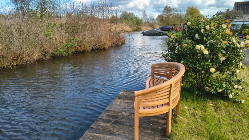 Zitje bij de waterkant Steiger met bankje bij de lodge